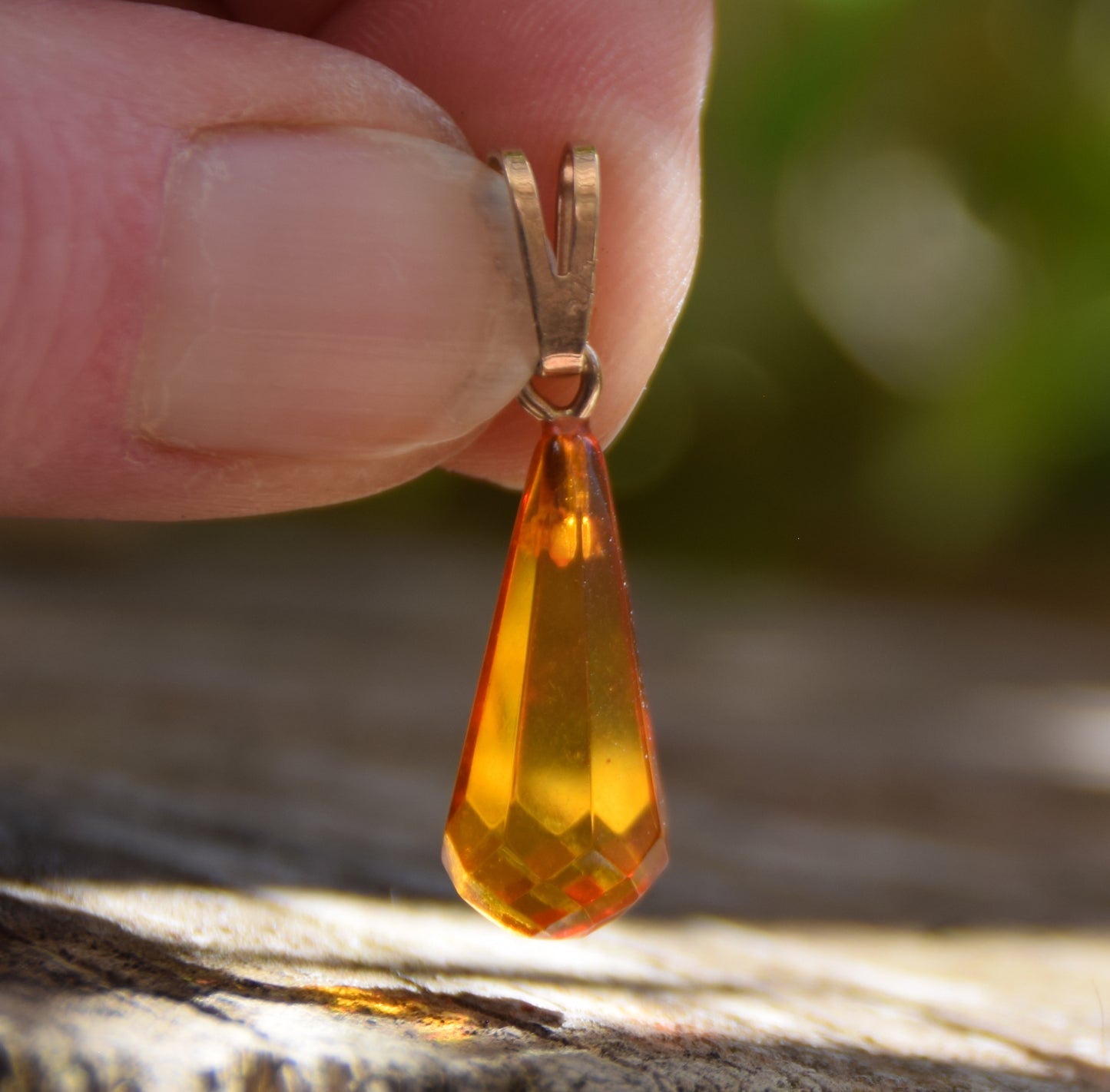 Klassischer Anhänger mit tropfenförmigem Cognac-Bernstein und 18 Karat vergoldetem Silber, MJ Baltica, BZW116