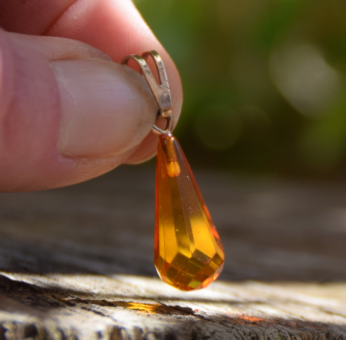 Klassischer Anhänger mit tropfenförmigem Cognac-Bernstein und 18 Karat vergoldetem Silber, MJ Baltica, BZW116