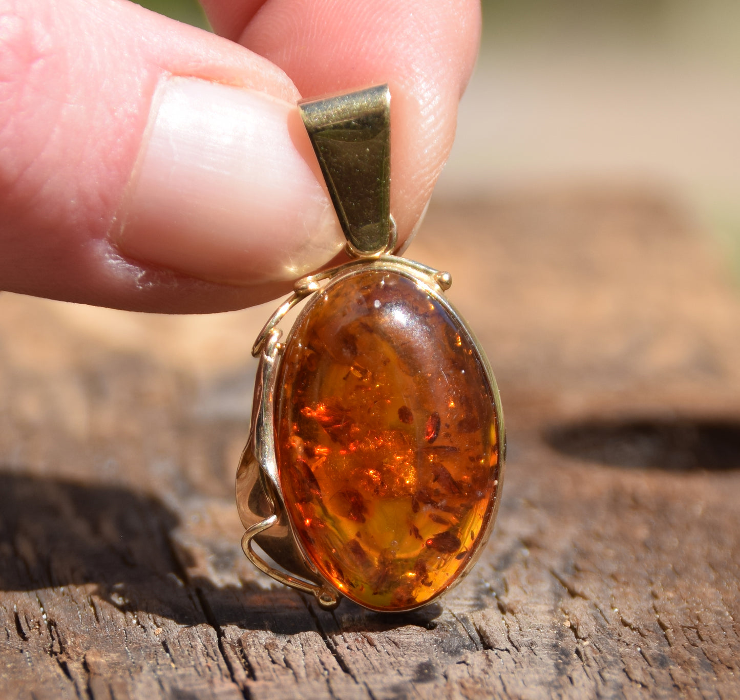 Classic vintage style oval pendant in natural cognac-colored Amber and 18k Gold plated Silver, MJ Baltica, BZW122