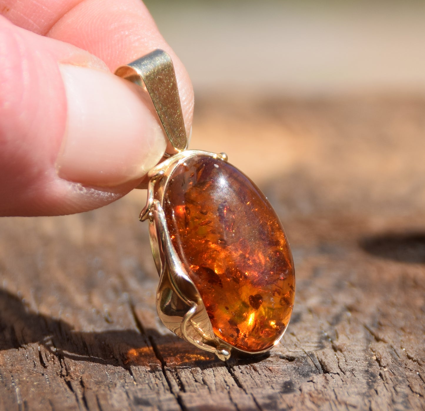 Classic vintage style oval pendant in natural cognac-colored Amber and 18k Gold plated Silver, MJ Baltica, BZW122