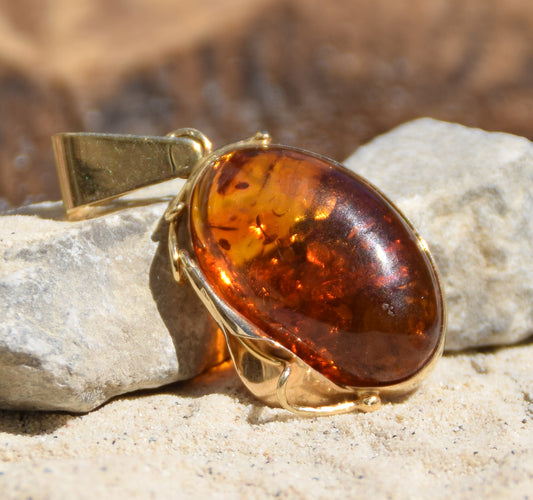 Classic vintage style oval pendant in natural cognac-colored Amber and 18k Gold plated Silver, MJ Baltica, BZW122