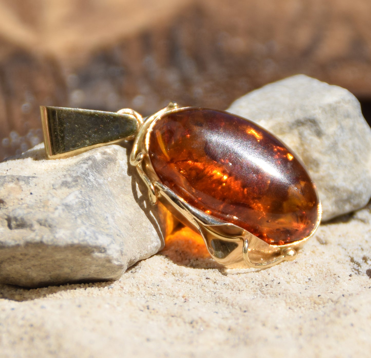 Classic vintage style oval pendant in natural cognac-colored Amber and 18k Gold plated Silver, MJ Baltica, BZW122