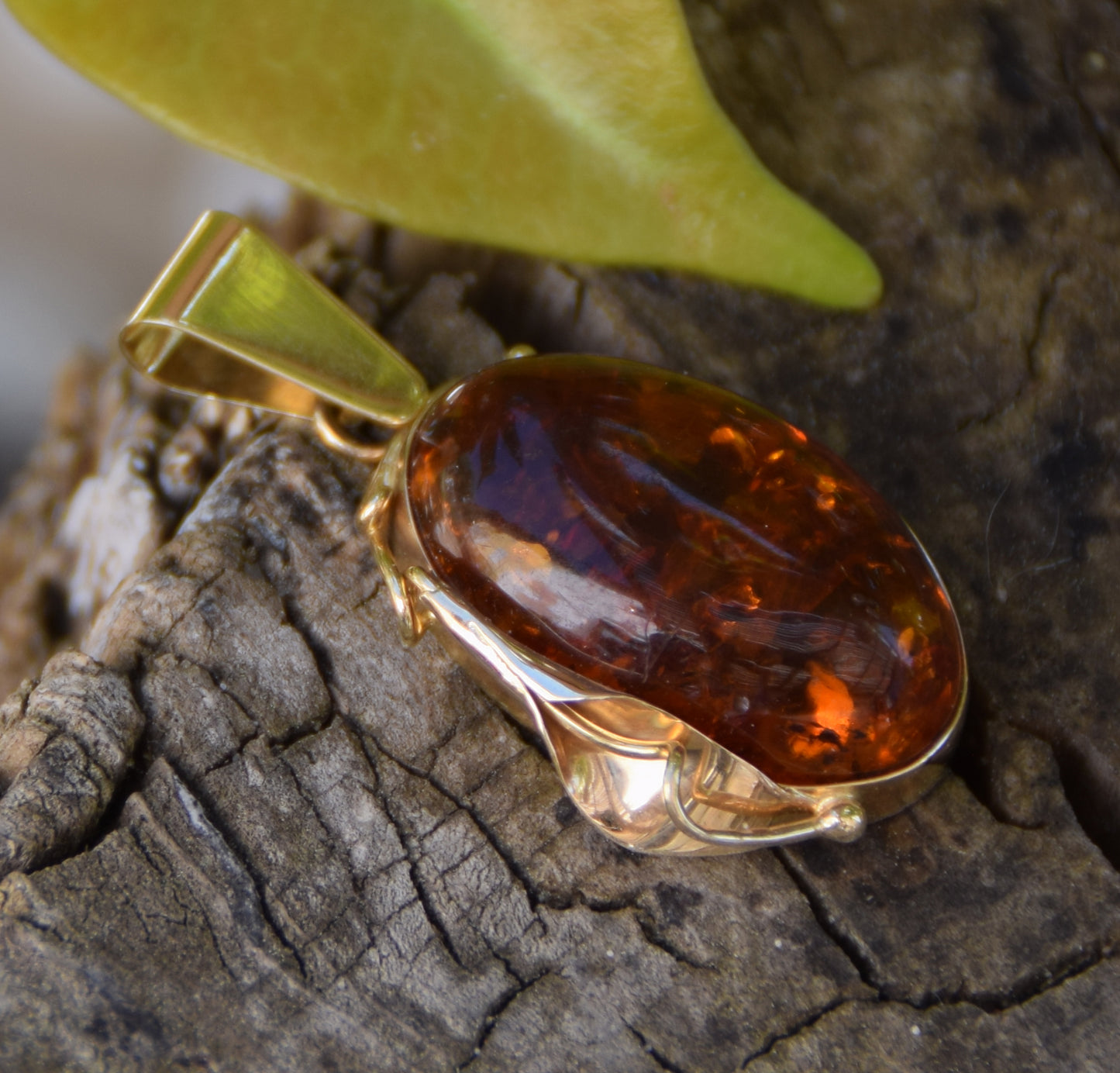 Classic vintage style oval pendant in natural cognac-colored Amber and 18k Gold plated Silver, MJ Baltica, BZW122
