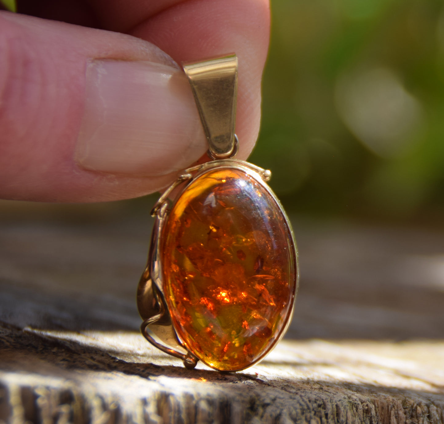 Classic vintage style oval pendant in natural cognac-colored Amber and 18k Gold plated Silver, MJ Baltica, BZW122