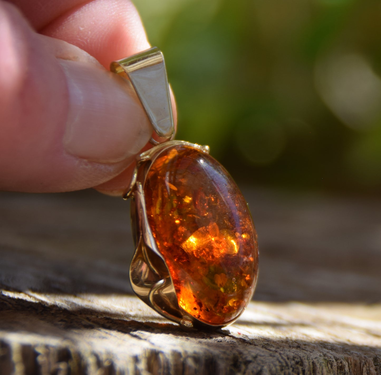 Classic vintage style oval pendant in natural cognac-colored Amber and 18k Gold plated Silver, MJ Baltica, BZW122