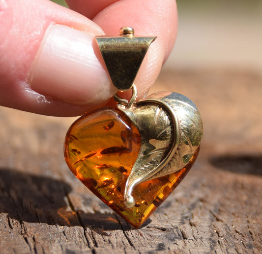 Romantic pendant with a large heart covered with natural cognac-colored Amber leaf and 18k Gold-plated Silver, MJ Baltica, BZW123