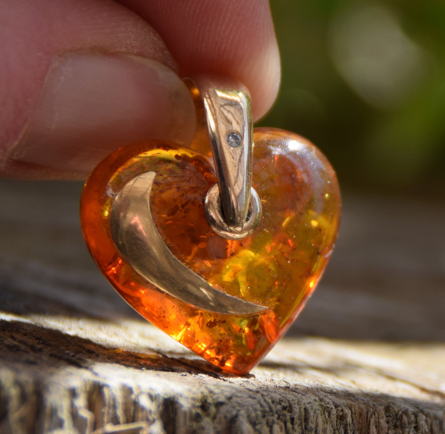 Romantic heart pendant in natural Amber and 18k Gold-plated Silver, MJ Baltica, BZW125
