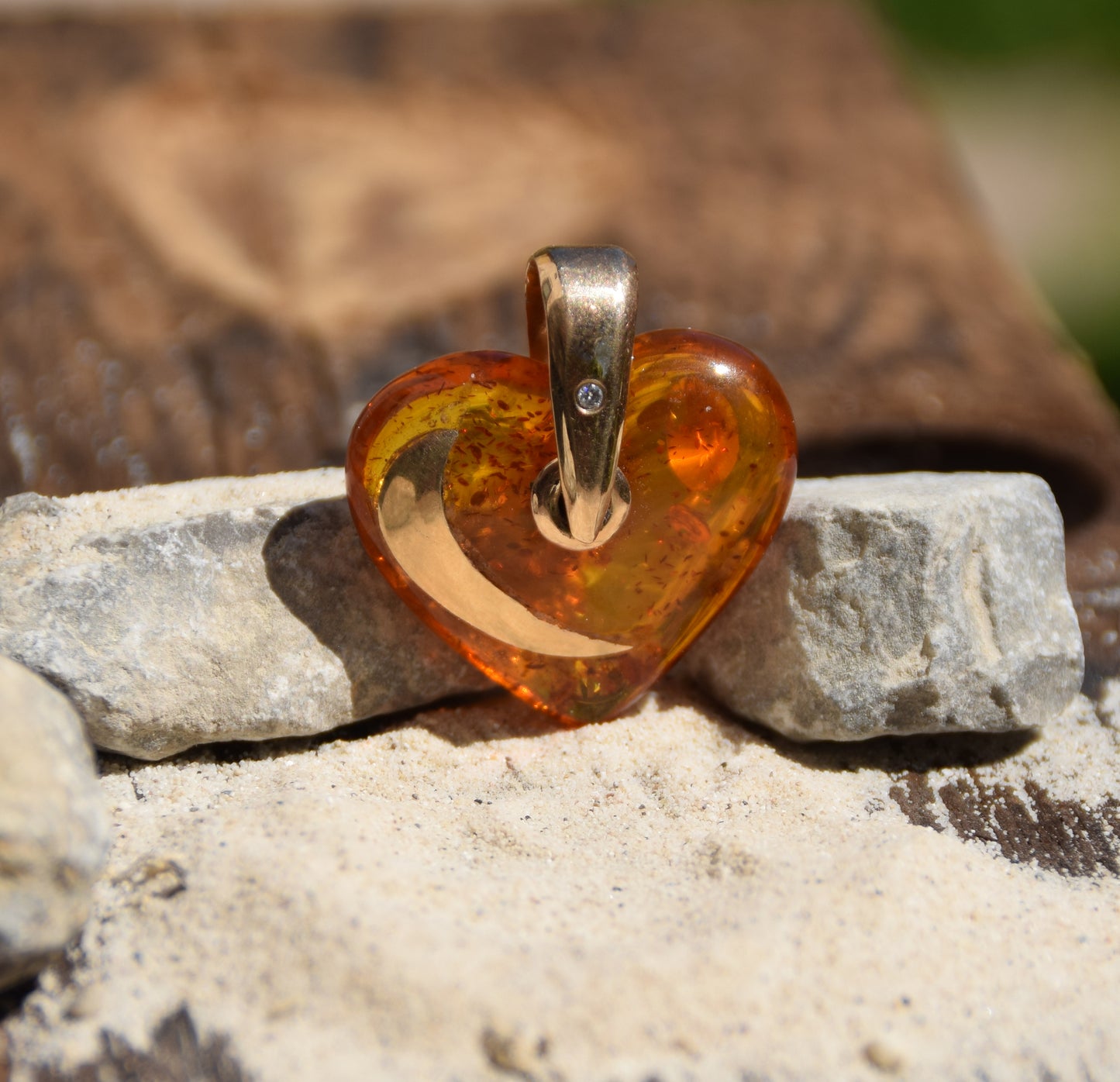 Romantic heart pendant in natural Amber and 18k Gold-plated Silver, MJ Baltica, BZW125