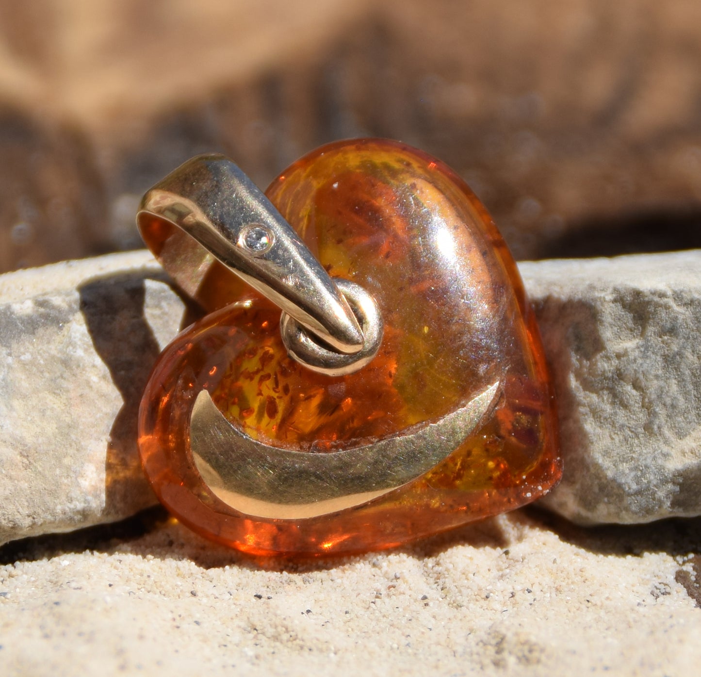 Romantic heart pendant in natural Amber and 18k Gold-plated Silver, MJ Baltica, BZW125