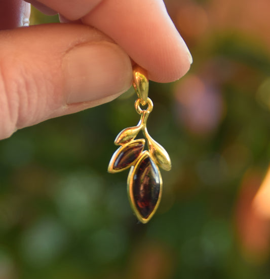 MJ Baltica, ciondolo, Ambra naturale, Argento, placcato Oro 18k, artigianale, foglie, ambra marrone scura, BZW128