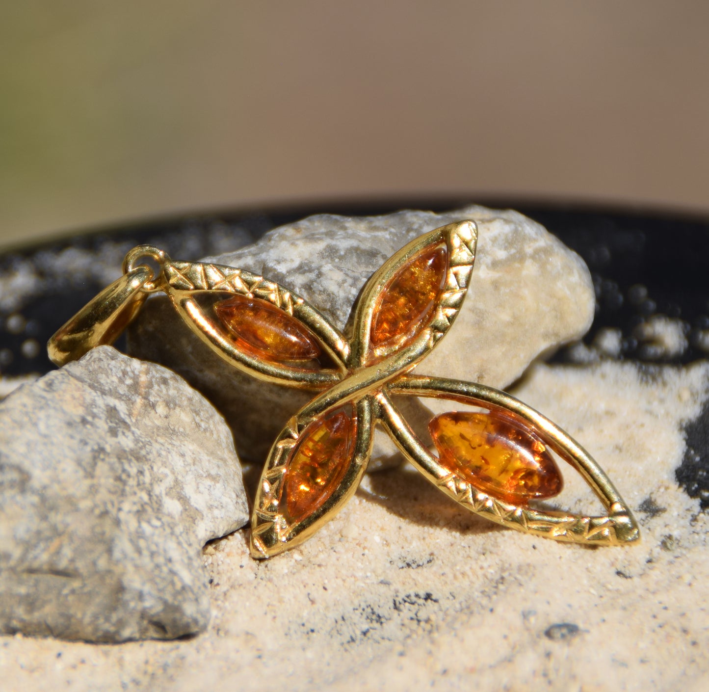 Elegante ciondolo a forma di croce in Ambra naturale color cognac e Argento 925 placcato in Oro 18k, MJ Baltica, BZW141
