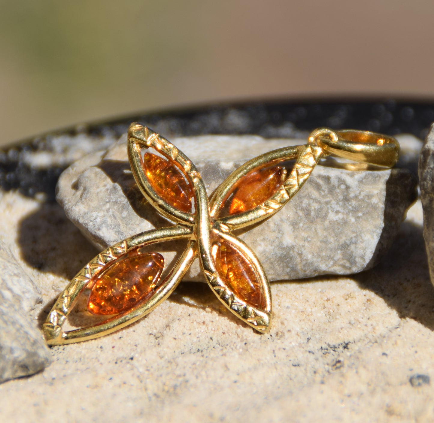 Elegante ciondolo a forma di croce in Ambra naturale color cognac e Argento 925 placcato in Oro 18k, MJ Baltica, BZW141