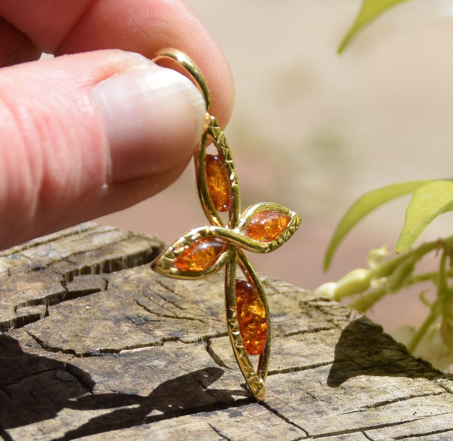 Elegante ciondolo a forma di croce in Ambra naturale color cognac e Argento 925 placcato in Oro 18k, MJ Baltica, BZW141