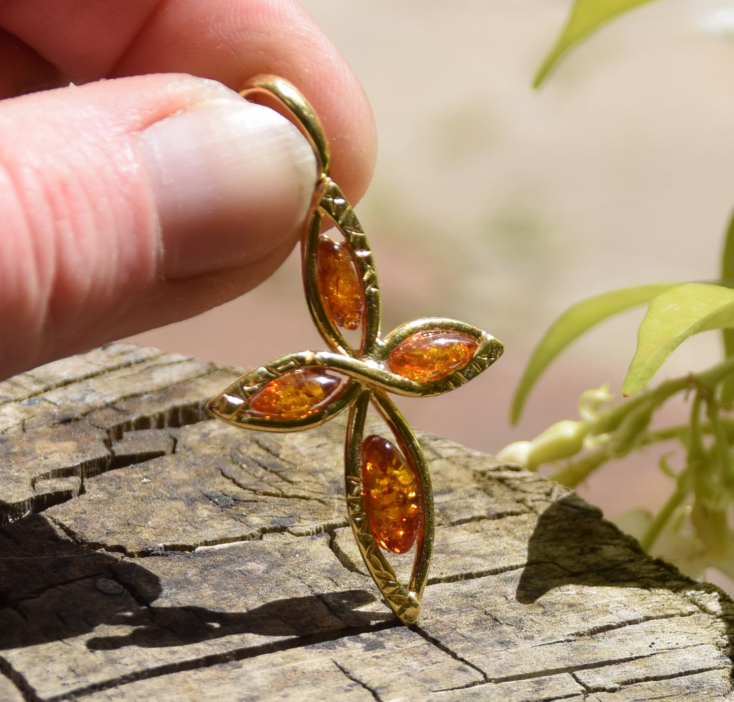 Elegante ciondolo a forma di croce in Ambra naturale color cognac e Argento 925 placcato in Oro 18k, MJ Baltica, BZW141