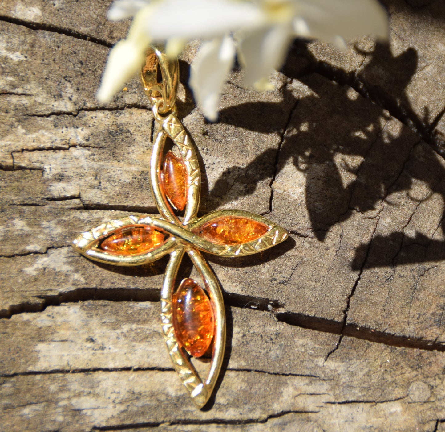 Elegante ciondolo a forma di croce in Ambra naturale color cognac e Argento 925 placcato in Oro 18k, MJ Baltica, BZW141