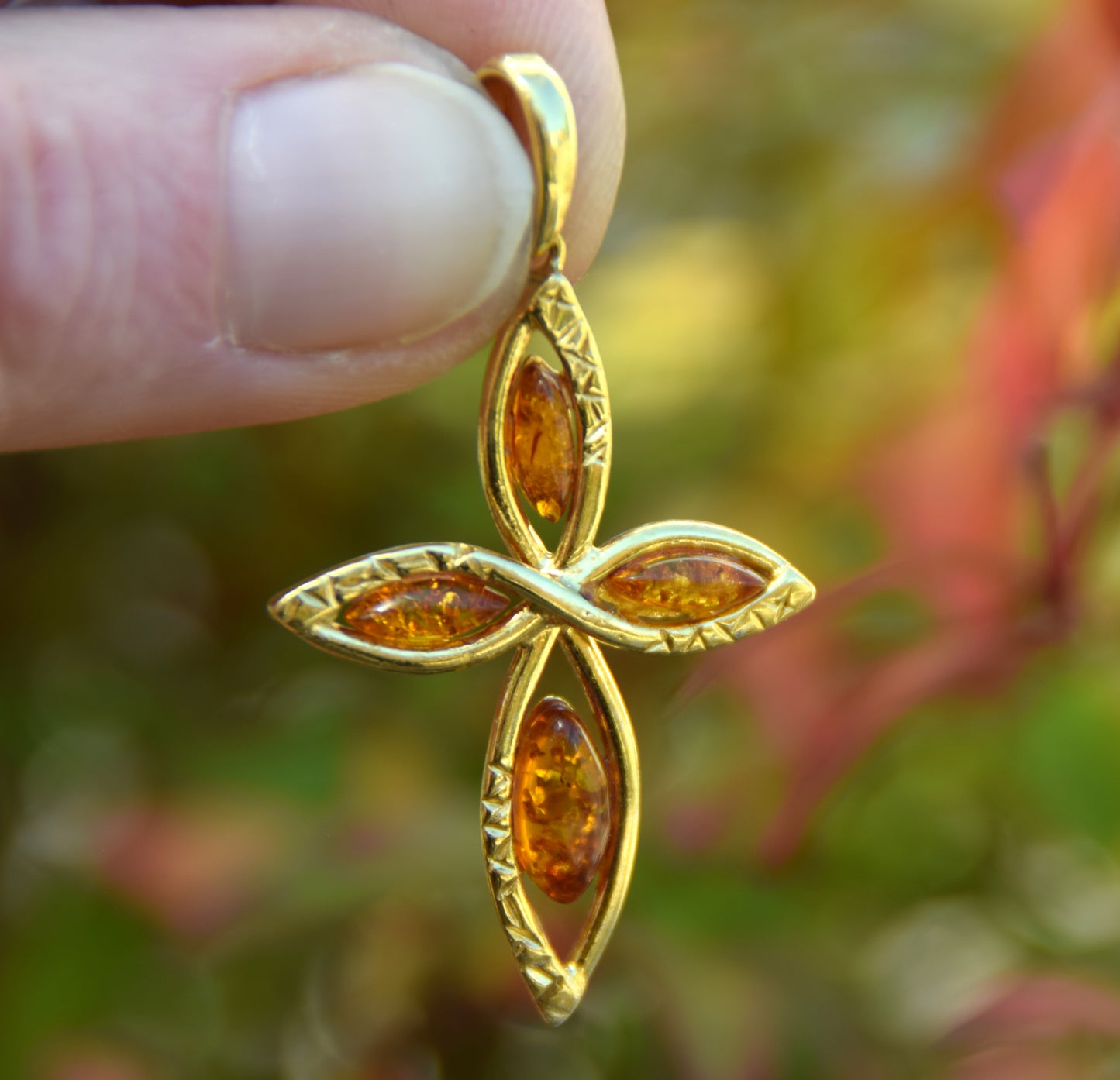 Elegante ciondolo a forma di croce in Ambra naturale color cognac e Argento 925 placcato in Oro 18k, MJ Baltica, BZW141