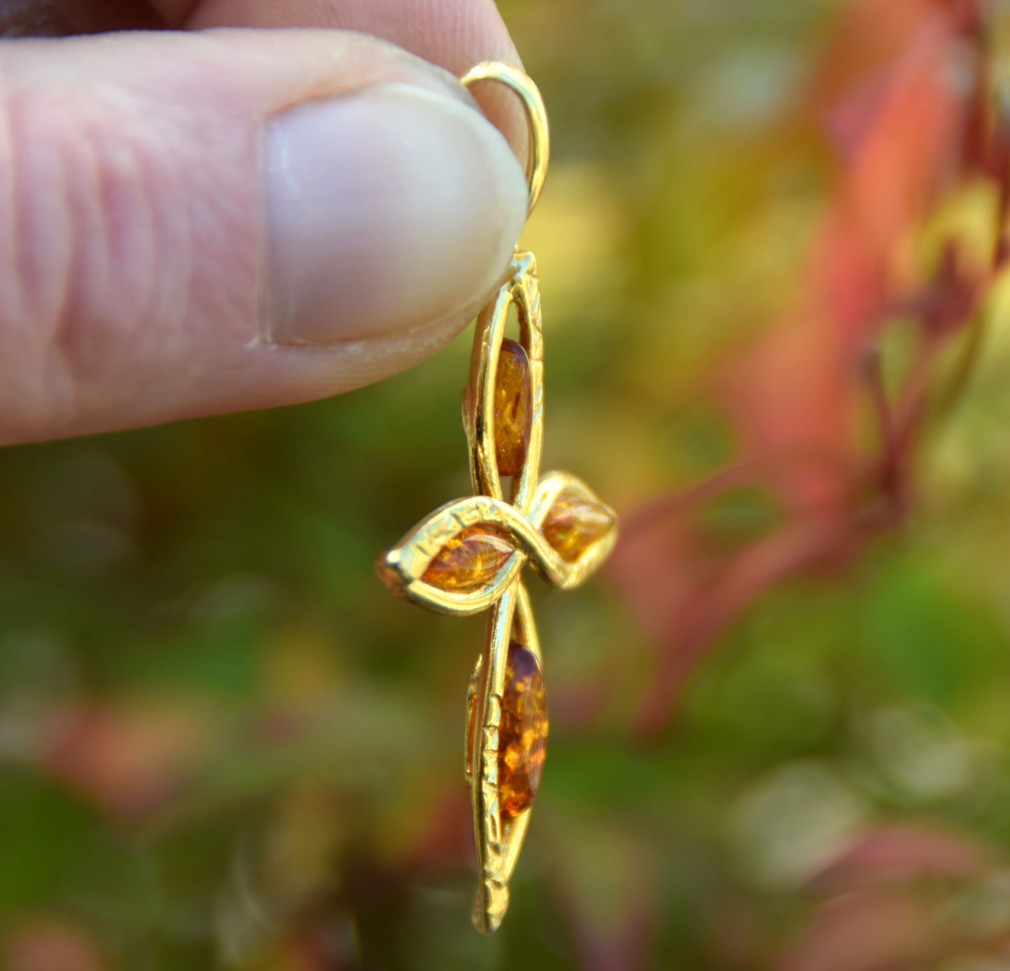 Elegante ciondolo a forma di croce in Ambra naturale color cognac e Argento 925 placcato in Oro 18k, MJ Baltica, BZW141