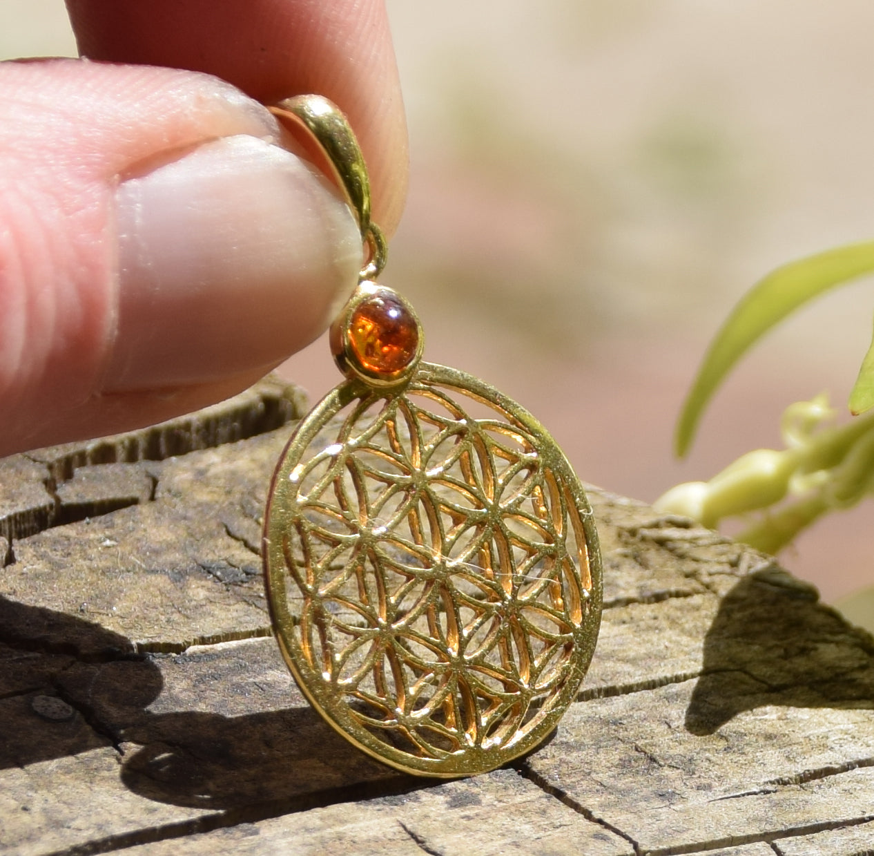 Ciondolo con fiore della vita in Ambra naturale color cognac e Argento 925 placcato in Oro 18k, MJ Baltica, BZW092
