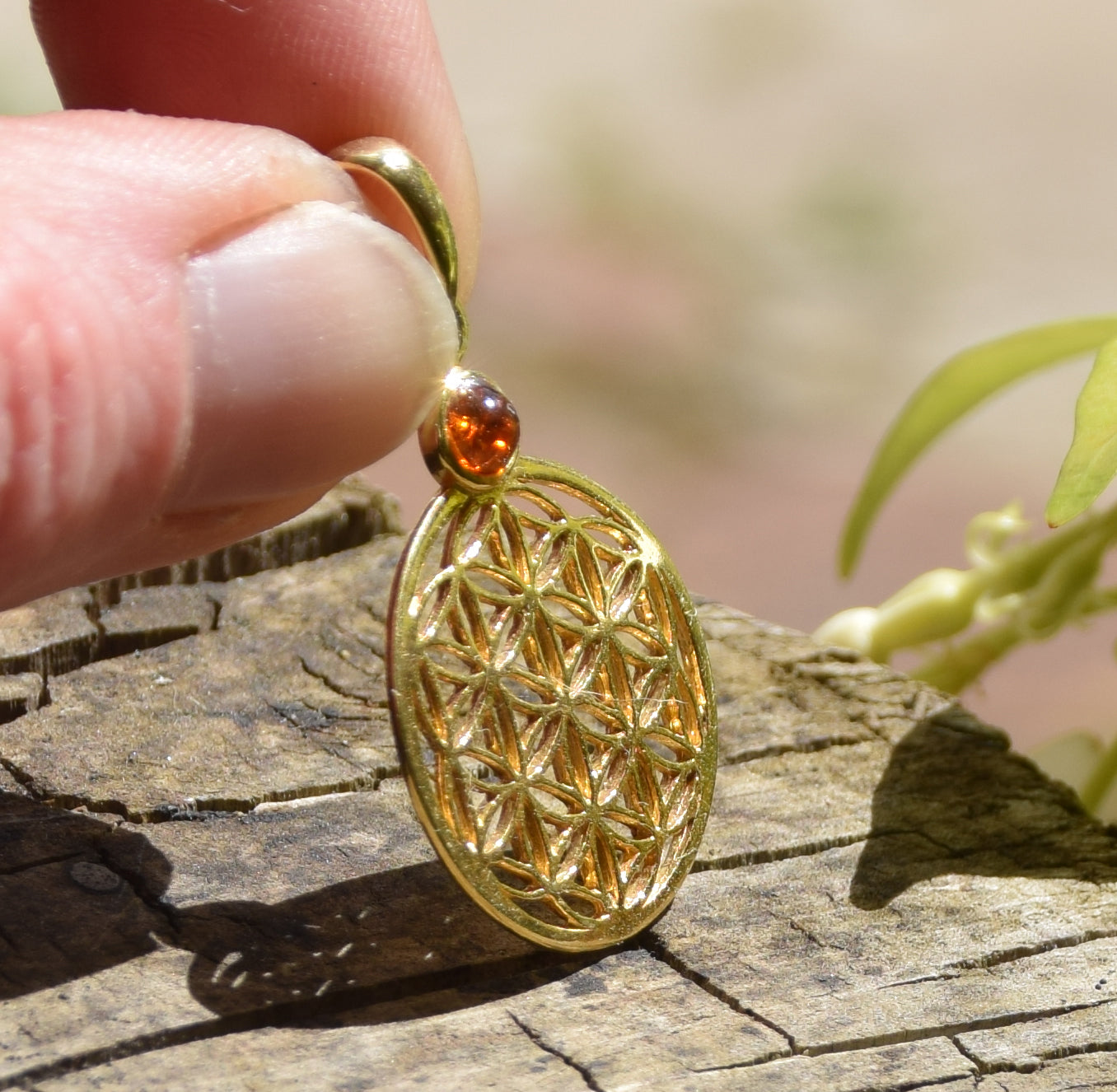 Ciondolo con fiore della vita in Ambra naturale color cognac e Argento 925 placcato in Oro 18k, MJ Baltica, BZW092