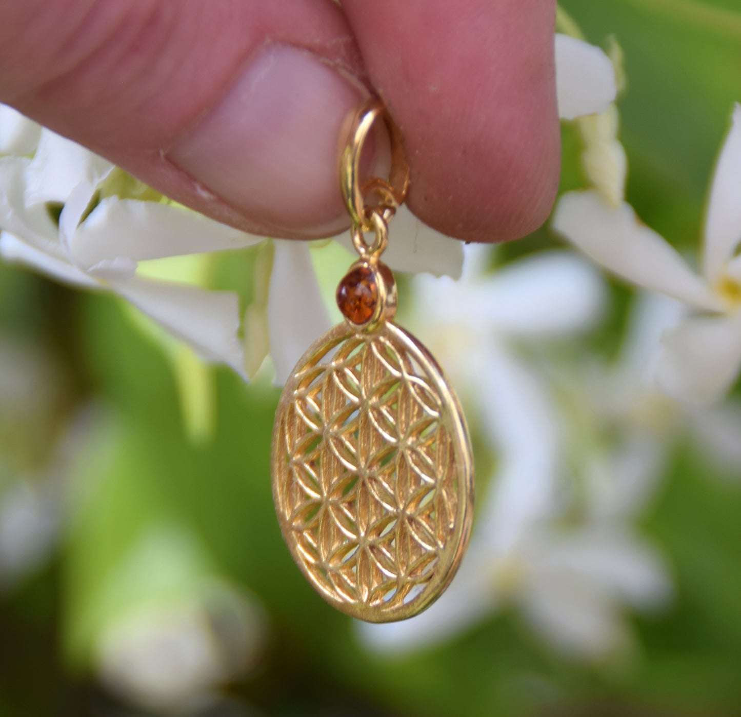 Ciondolo con fiore della vita in Ambra naturale color cognac e Argento 925 placcato in Oro 18k, MJ Baltica, BZW092