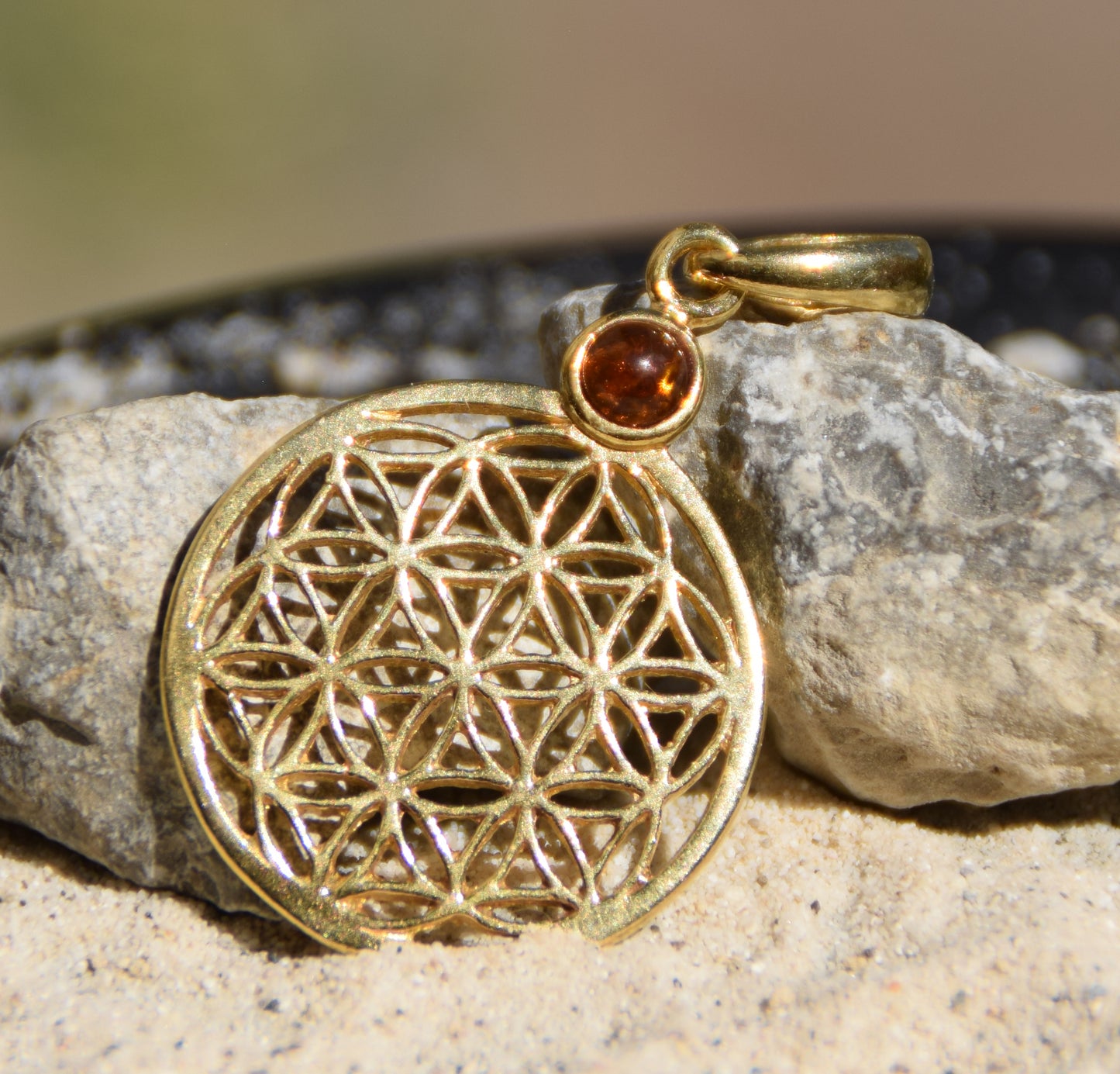 Ciondolo con fiore della vita in Ambra naturale color cognac e Argento 925 placcato in Oro 18k, MJ Baltica, BZW092