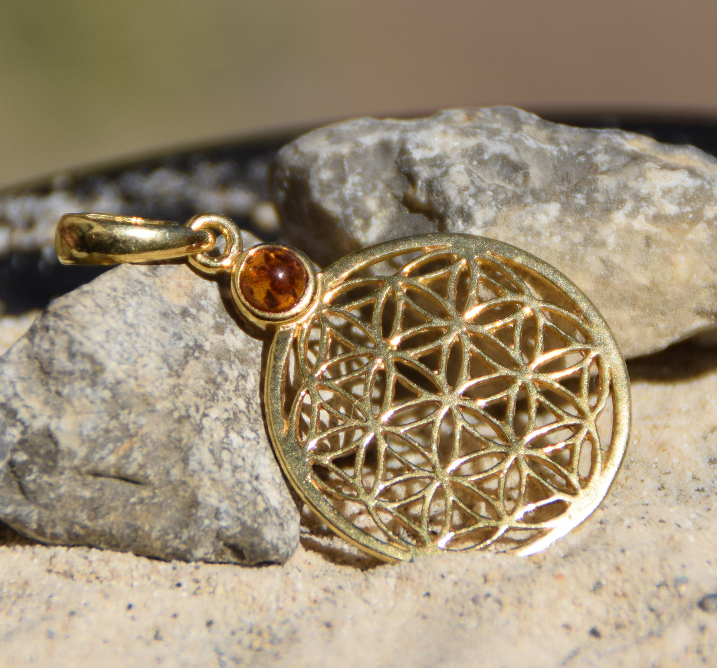 Ciondolo con fiore della vita in Ambra naturale color cognac e Argento 925 placcato in Oro 18k, MJ Baltica, BZW092
