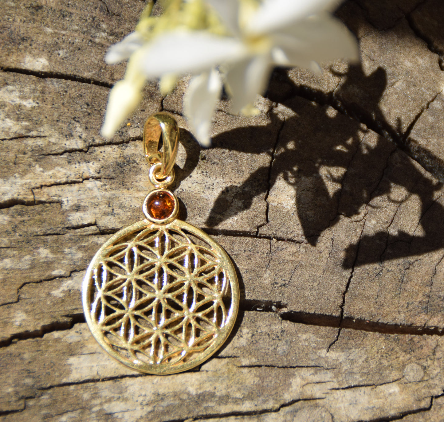 Ciondolo con fiore della vita in Ambra naturale color cognac e Argento 925 placcato in Oro 18k, MJ Baltica, BZW092