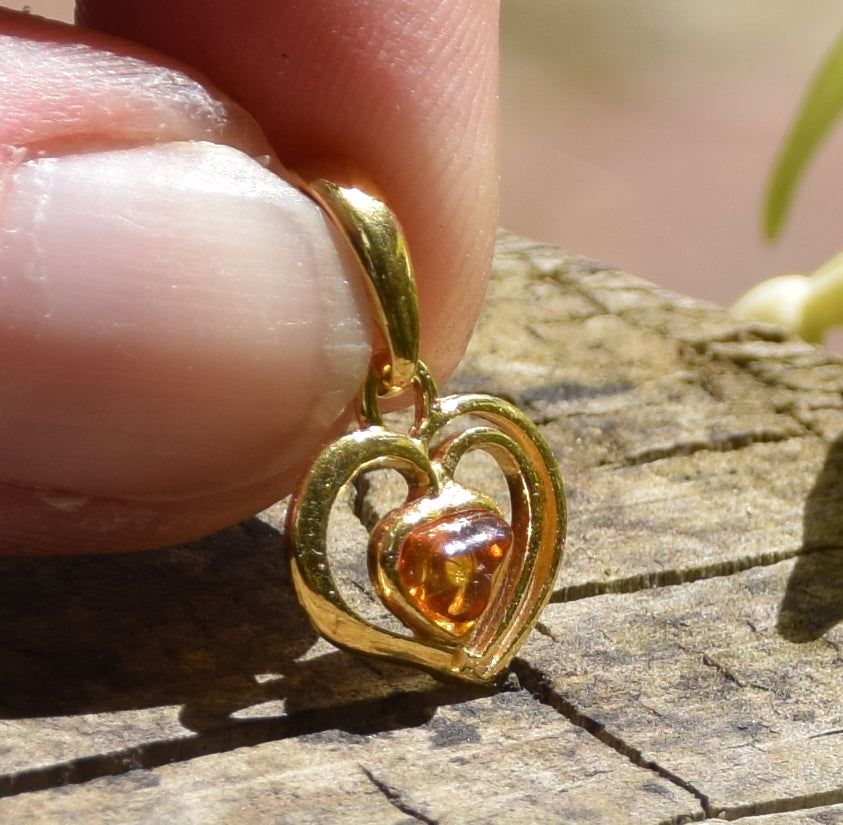 Romantico ciondolo con delicato cuore in Ambra naturale color cognac e Argento 925 placcato in Oro 18k, MJ Baltica, BZW144