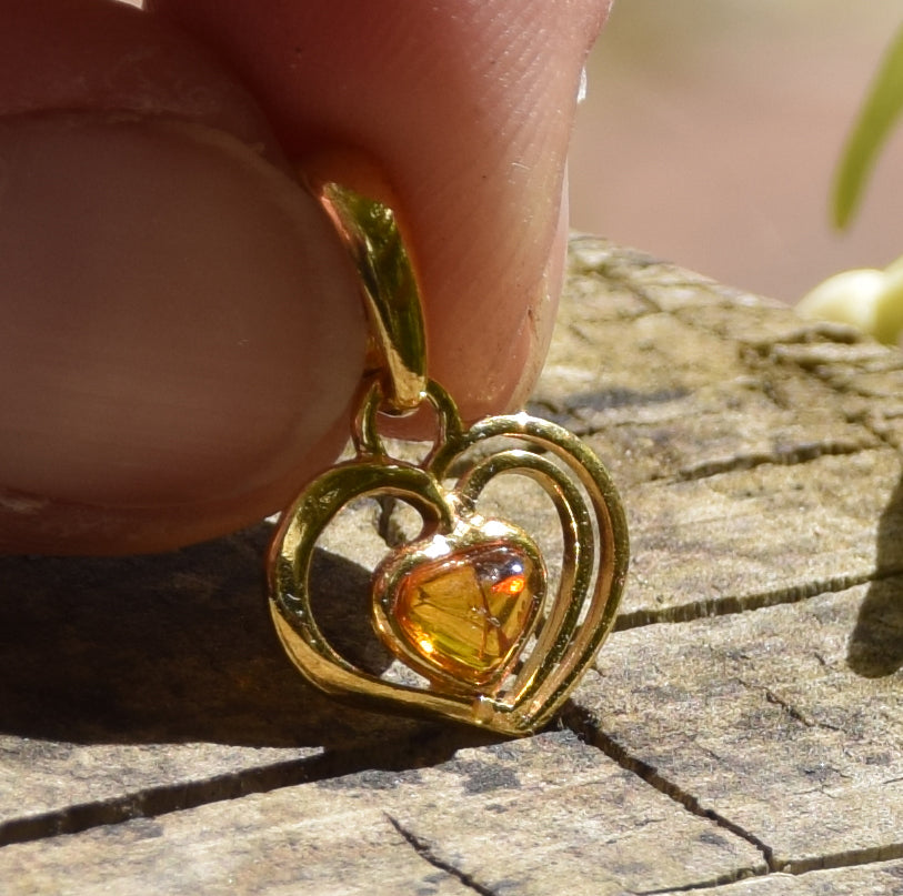 Romantico ciondolo con delicato cuore in Ambra naturale color cognac e Argento 925 placcato in Oro 18k, MJ Baltica, BZW144