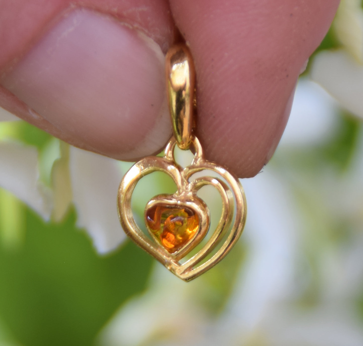 Romantico ciondolo con delicato cuore in Ambra naturale color cognac e Argento 925 placcato in Oro 18k, MJ Baltica, BZW144