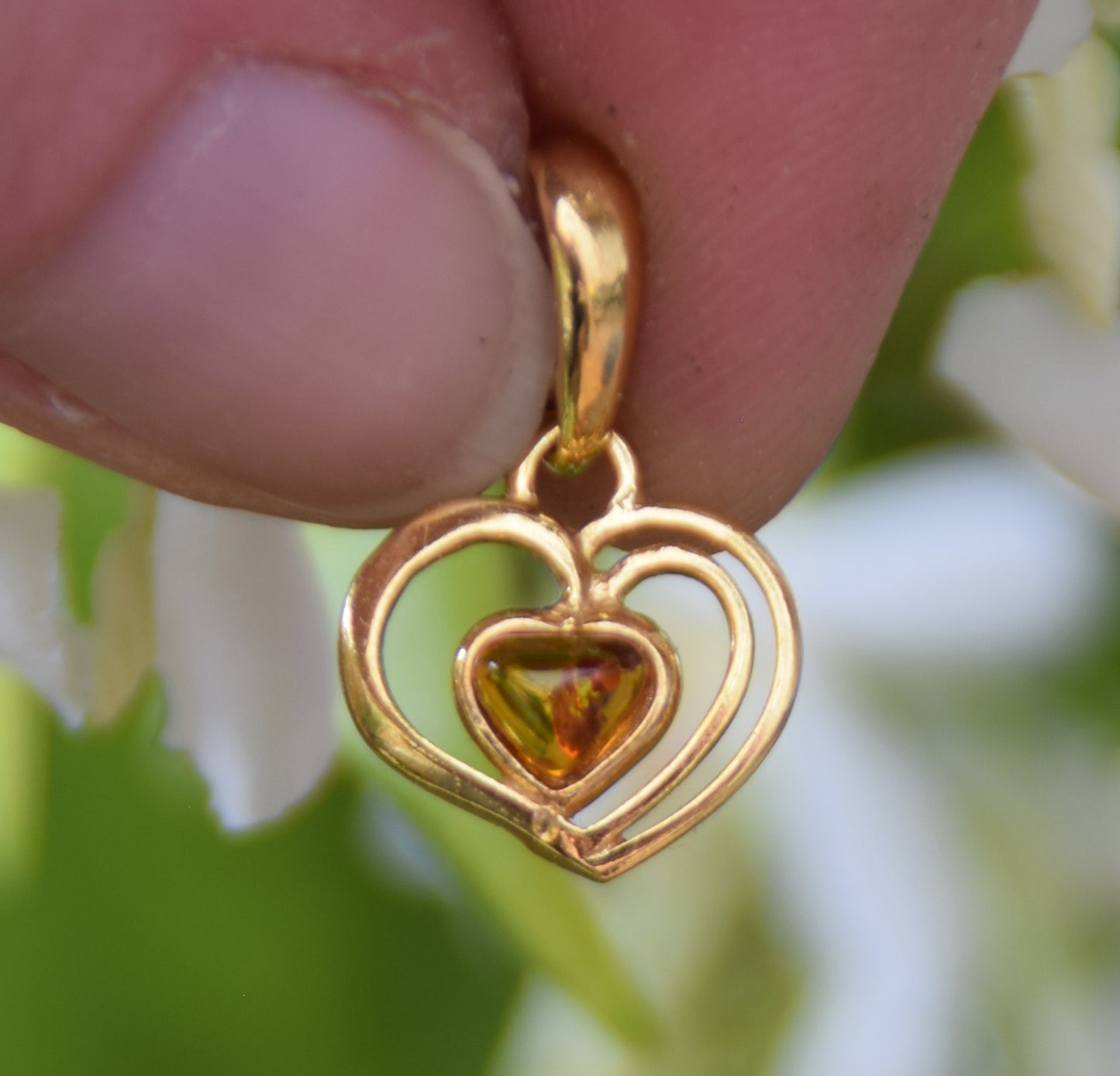 Romantico ciondolo con delicato cuore in Ambra naturale color cognac e Argento 925 placcato in Oro 18k, MJ Baltica, BZW144
