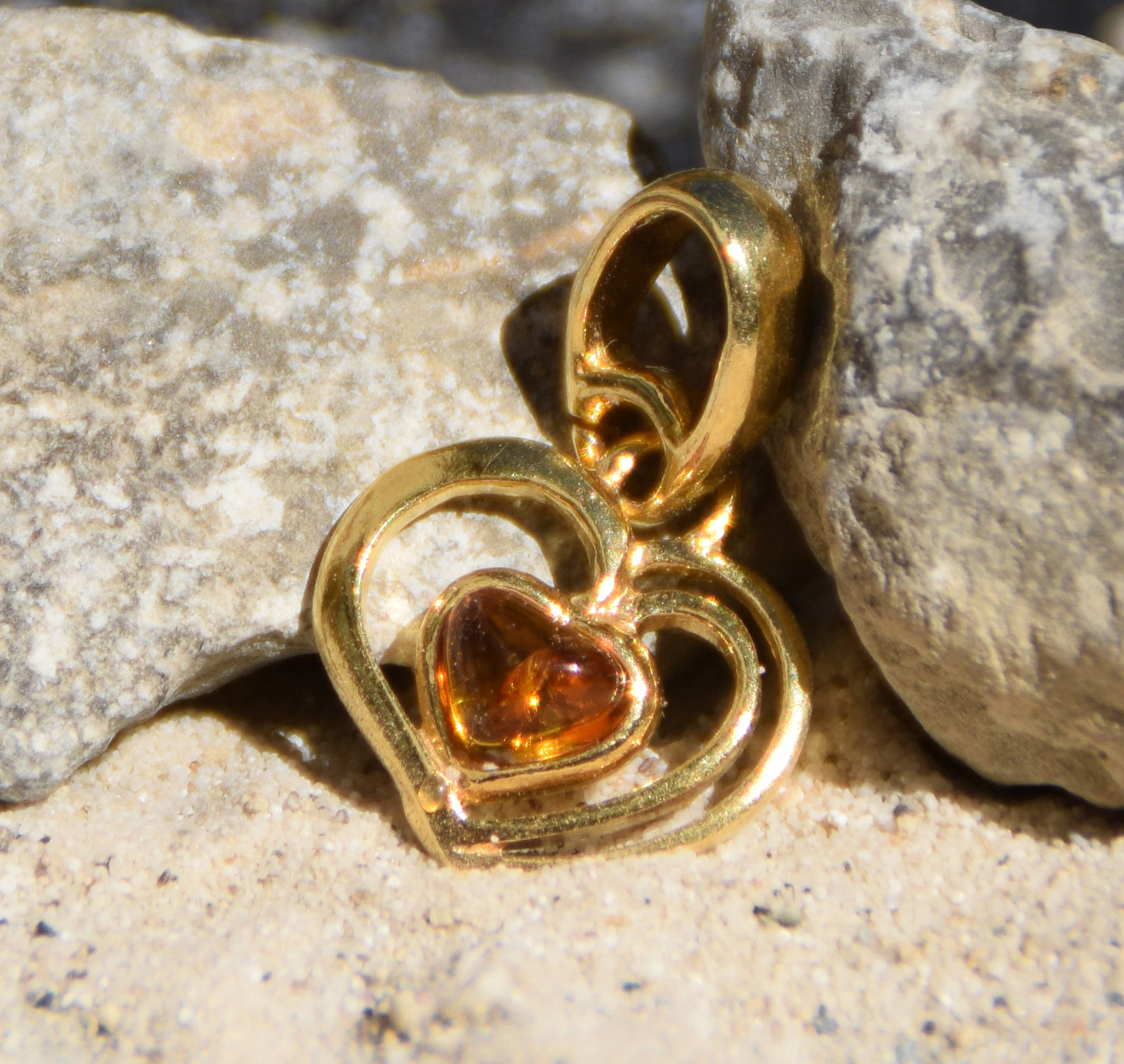 Romantico ciondolo con delicato cuore in Ambra naturale color cognac e Argento 925 placcato in Oro 18k, MJ Baltica, BZW144