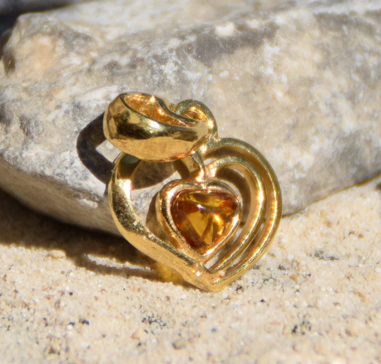 Romantico ciondolo con delicato cuore in Ambra naturale color cognac e Argento 925 placcato in Oro 18k, MJ Baltica, BZW144