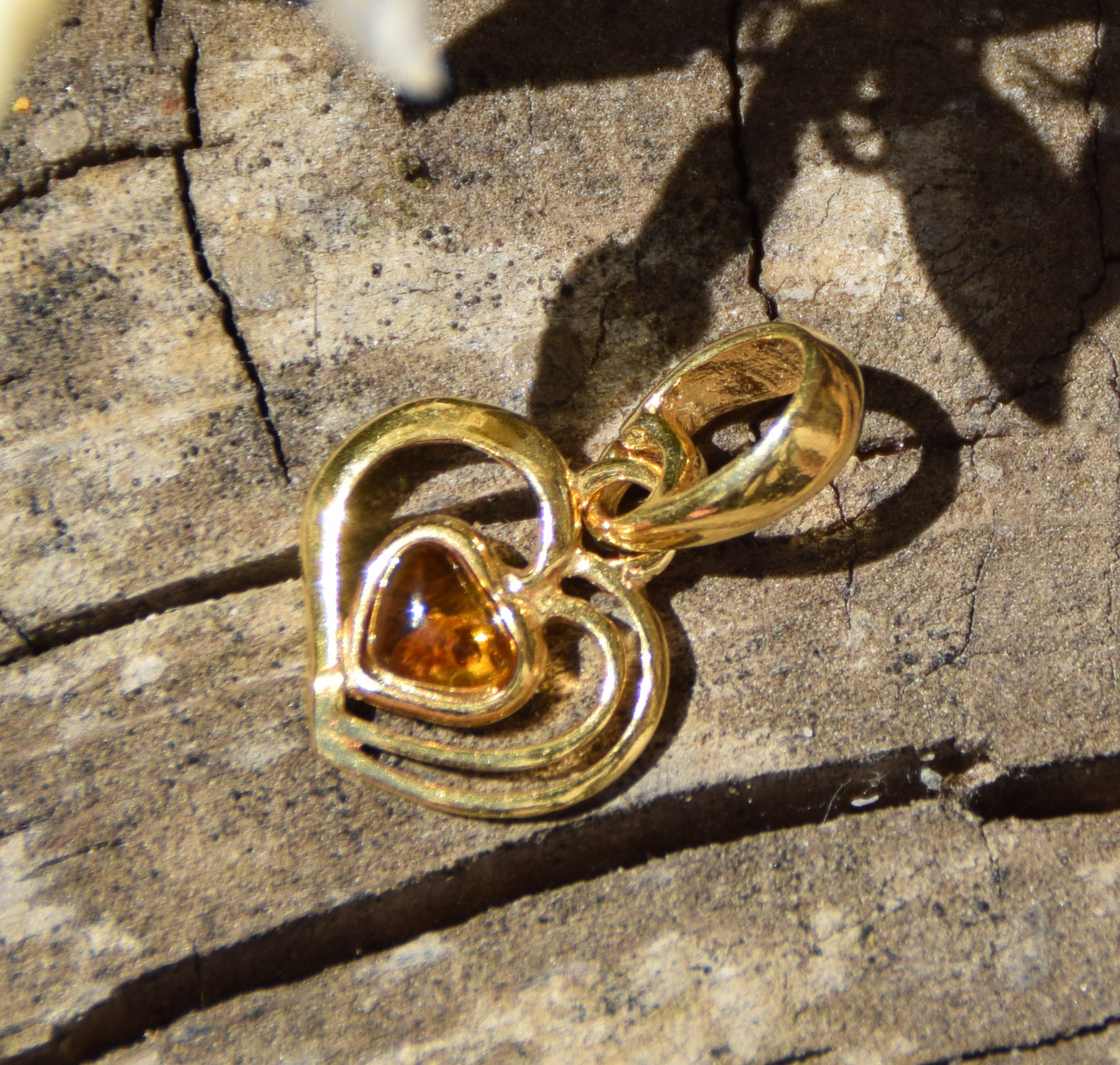 Romantico ciondolo con delicato cuore in Ambra naturale color cognac e Argento 925 placcato in Oro 18k, MJ Baltica, BZW144