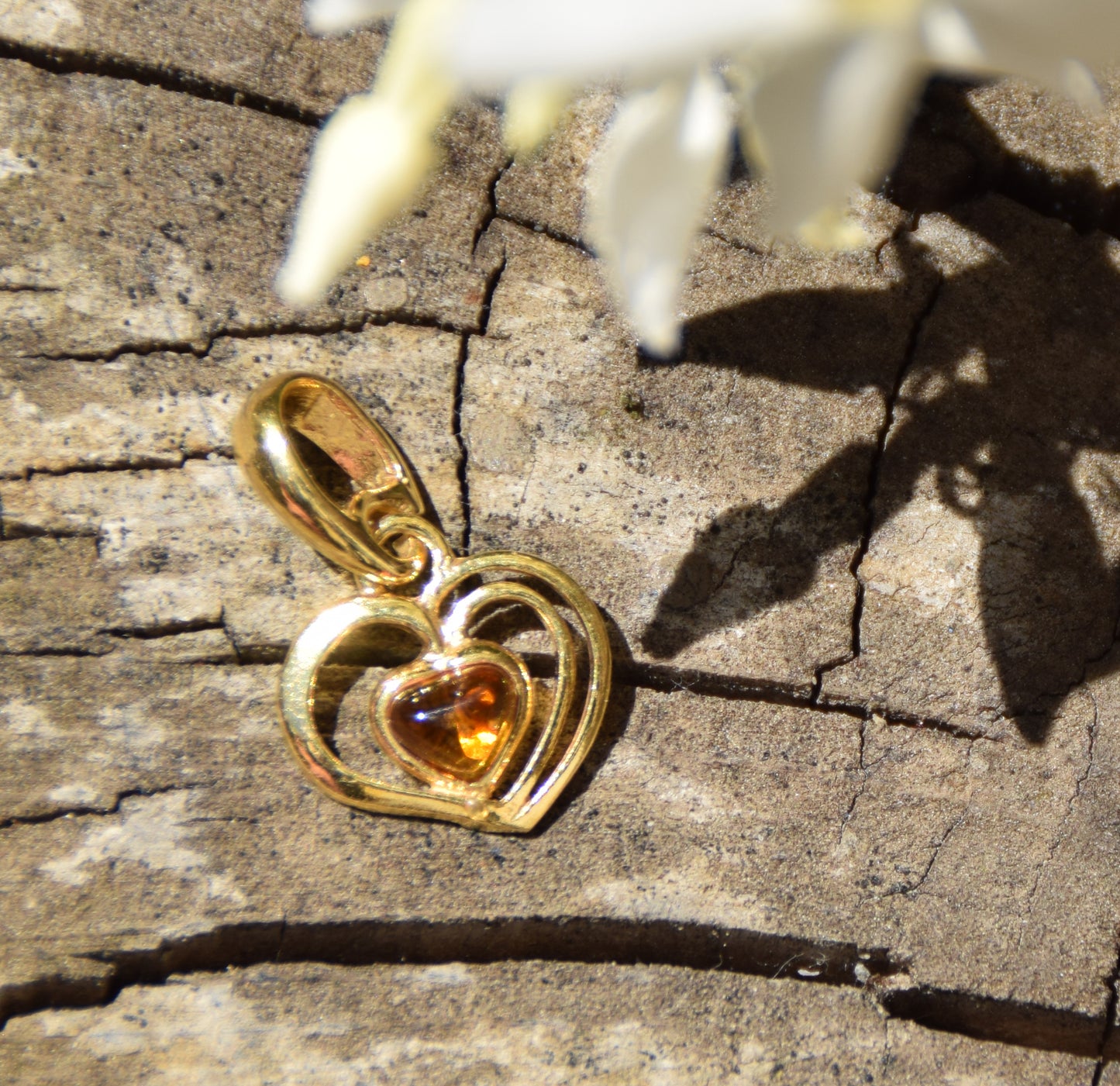 Romantico ciondolo con delicato cuore in Ambra naturale color cognac e Argento 925 placcato in Oro 18k, MJ Baltica, BZW144