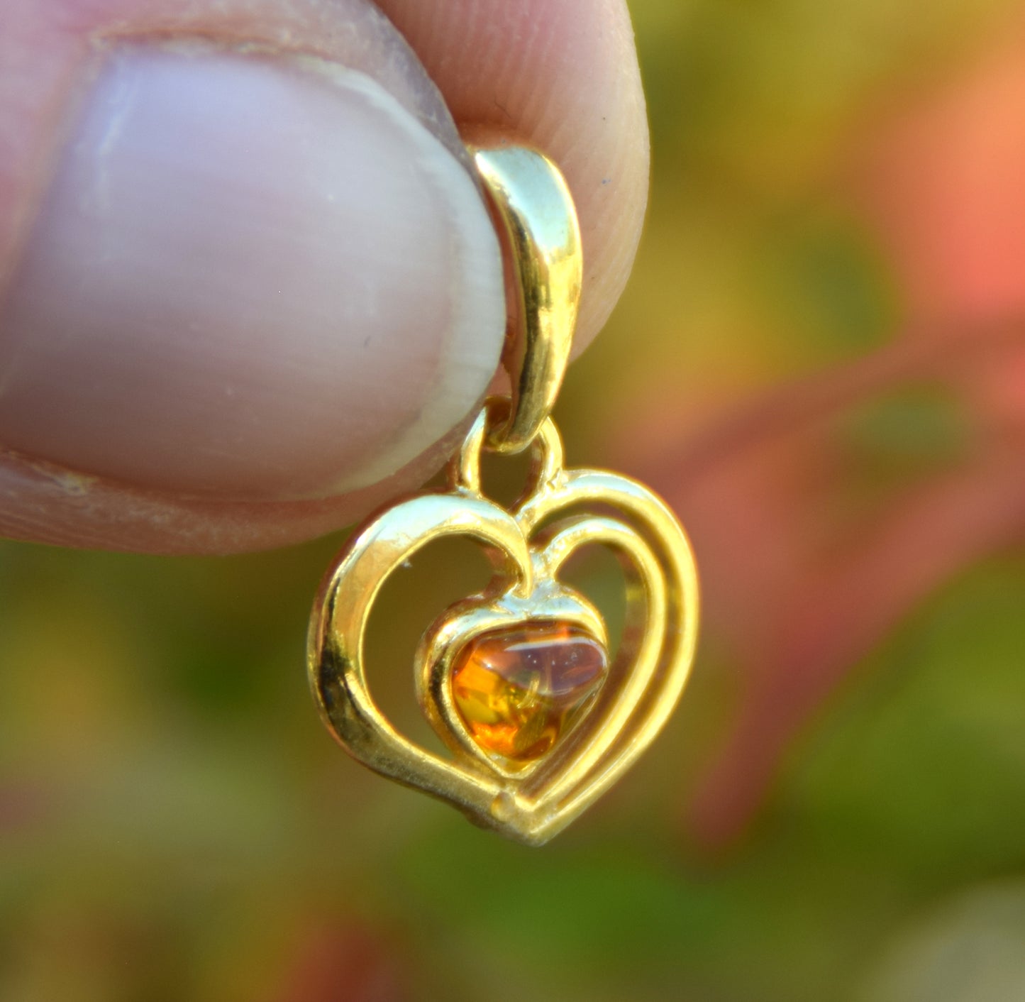 Romantico ciondolo con delicato cuore in Ambra naturale color cognac e Argento 925 placcato in Oro 18k, MJ Baltica, BZW144