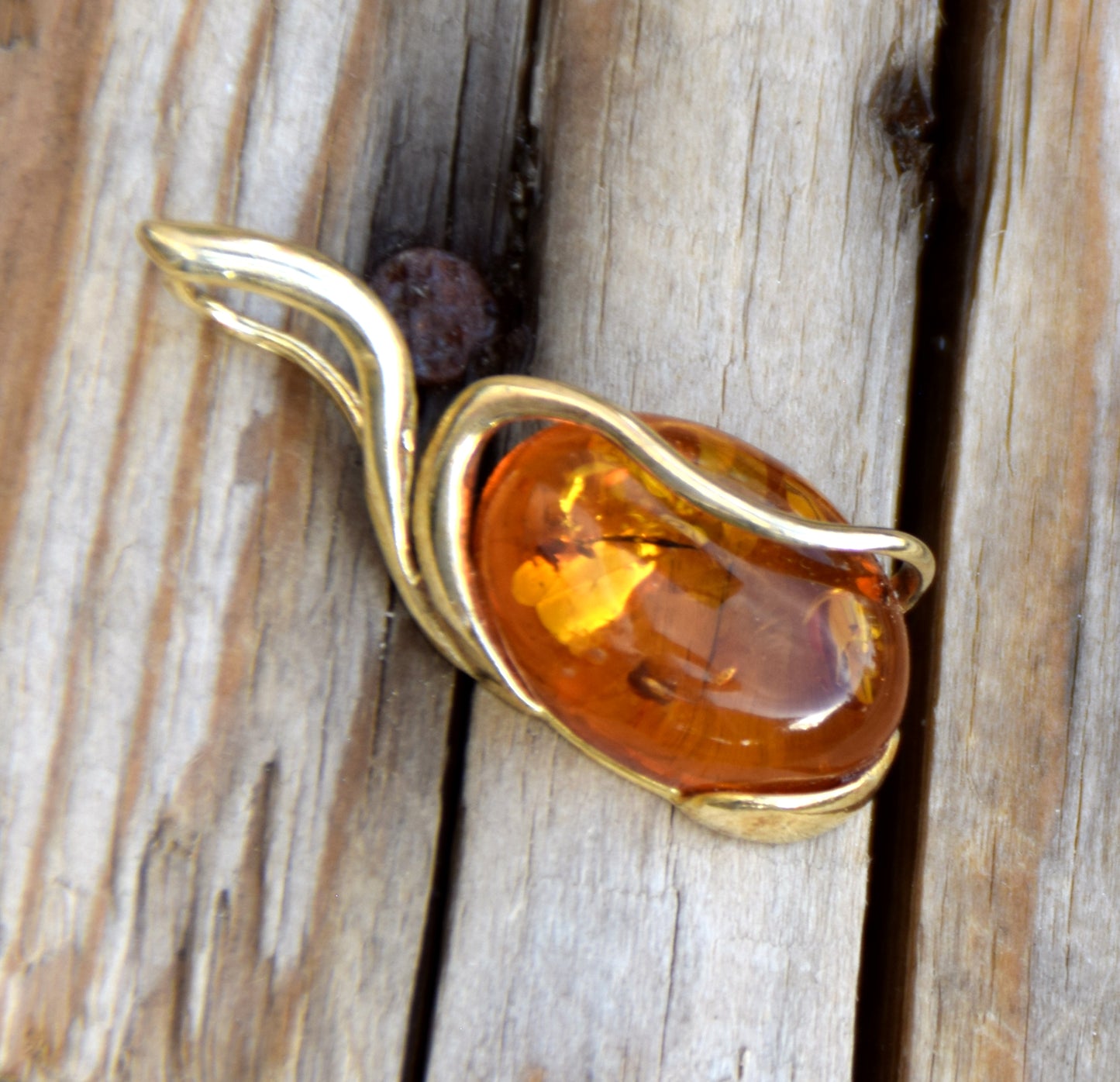 Elegante ciondolo ovale in Ambra naturale color cognac e Argento 925 placcato in Oro 18k, MJ Baltica, BZW145