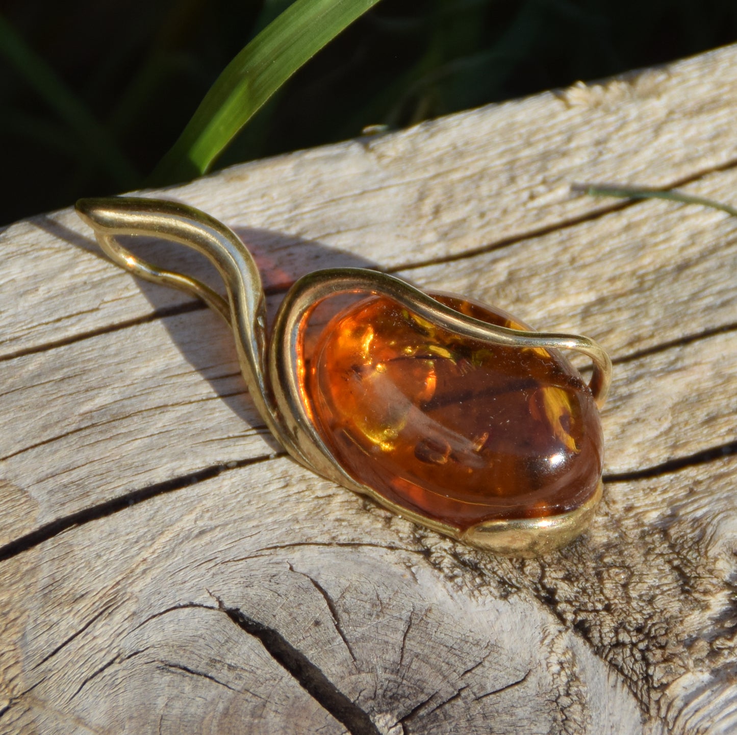 Elegante ciondolo ovale in Ambra naturale color cognac e Argento 925 placcato in Oro 18k, MJ Baltica, BZW145