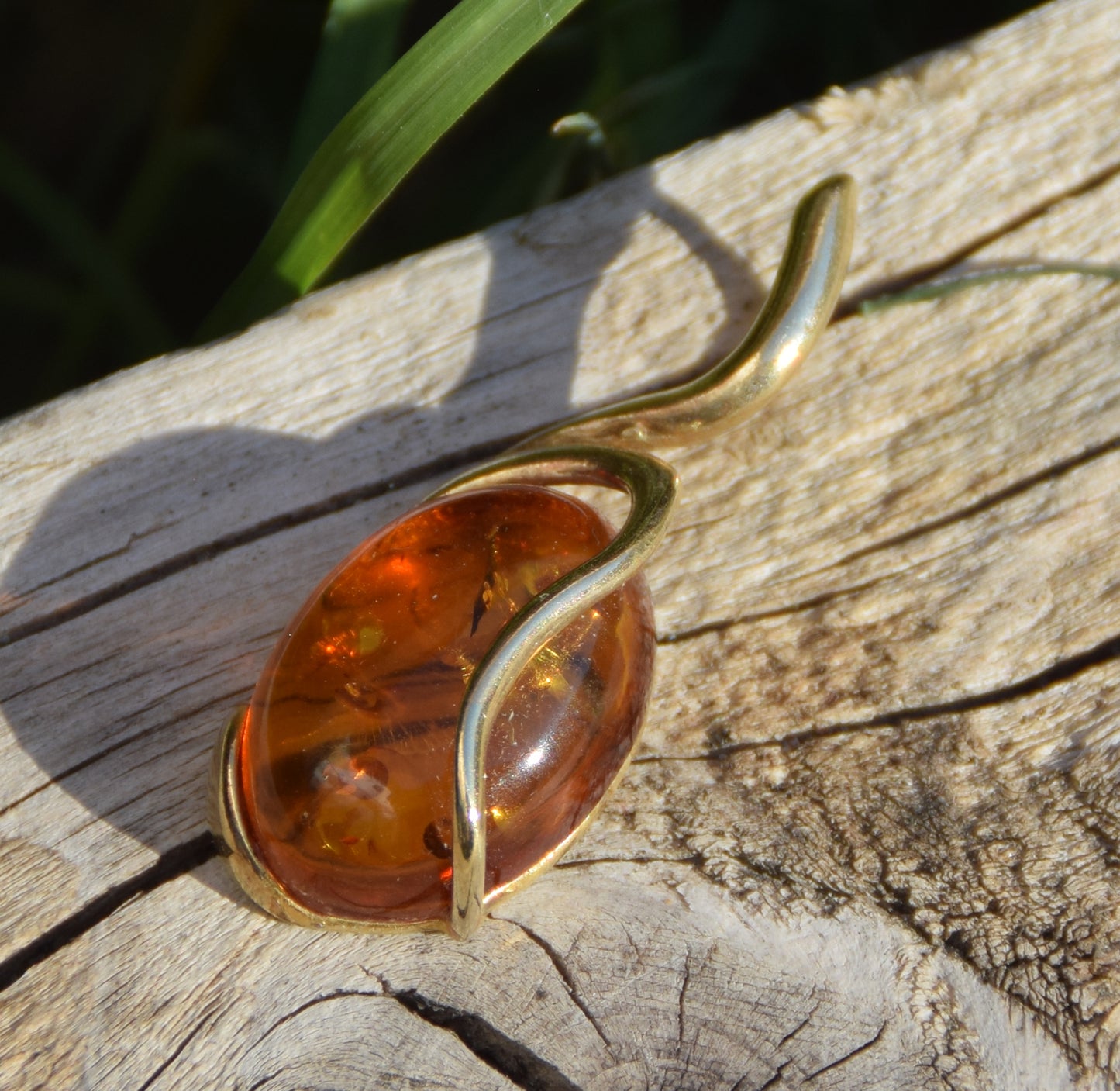 Elegante ciondolo ovale in Ambra naturale color cognac e Argento 925 placcato in Oro 18k, MJ Baltica, BZW145
