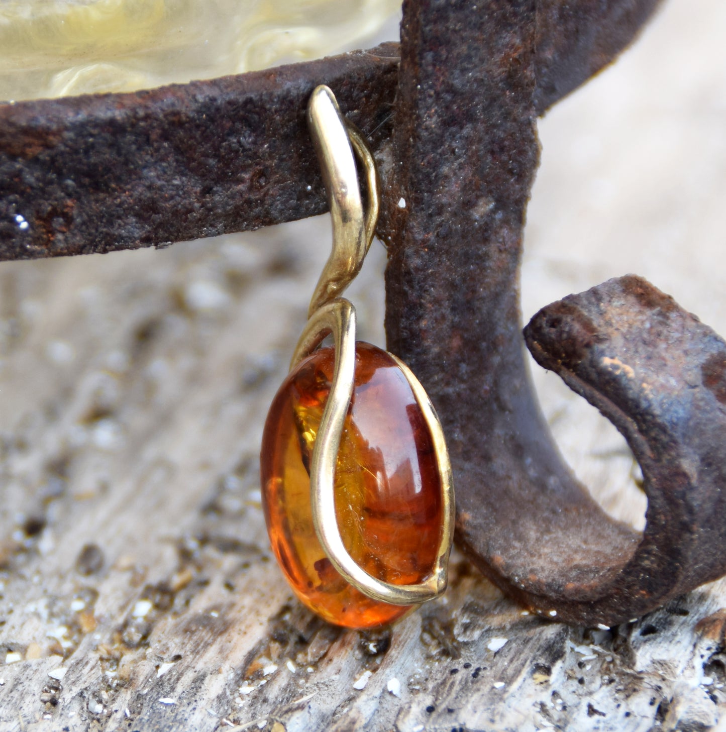 Elegante ciondolo ovale in Ambra naturale color cognac e Argento 925 placcato in Oro 18k, MJ Baltica, BZW145