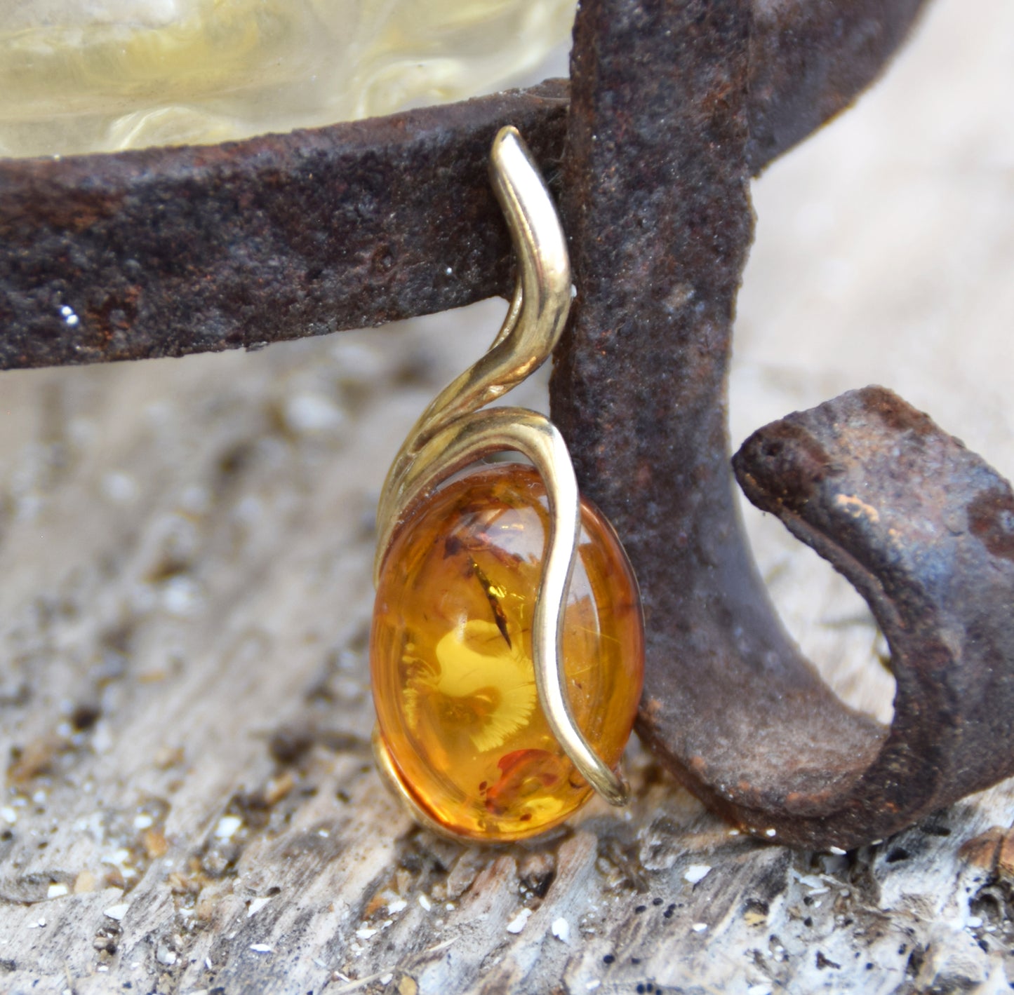 Elegante ciondolo ovale in Ambra naturale color cognac e Argento 925 placcato in Oro 18k, MJ Baltica, BZW145