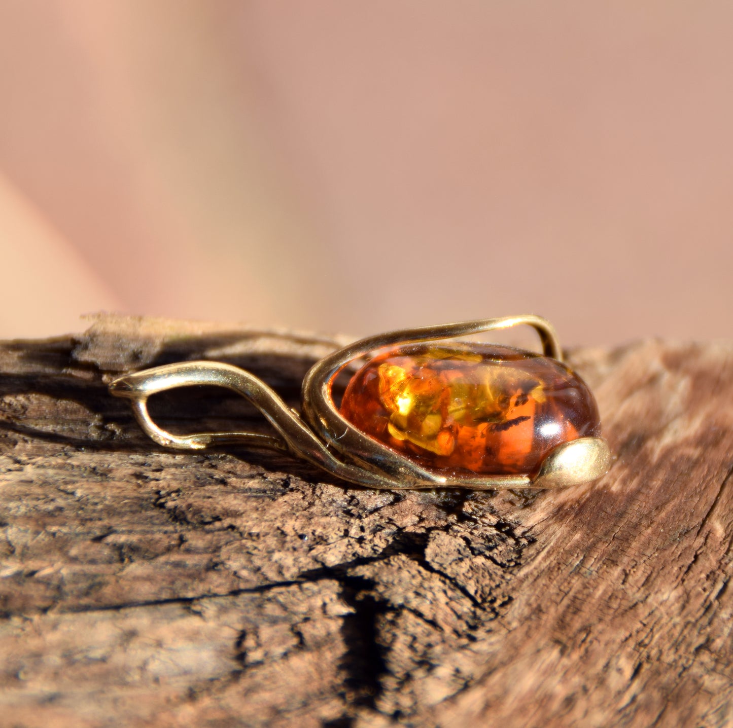 Elegante ciondolo ovale in Ambra naturale color cognac e Argento 925 placcato in Oro 18k, MJ Baltica, BZW145