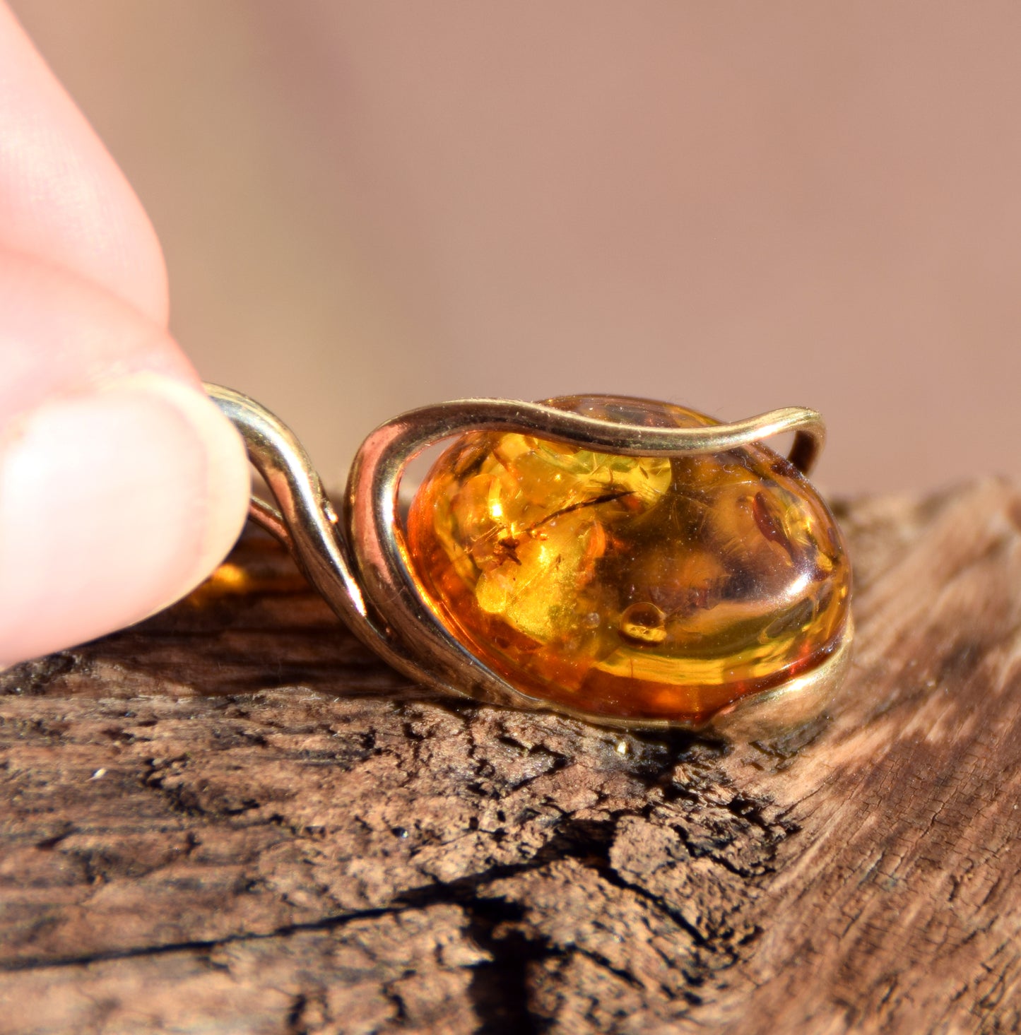 Elegante ciondolo ovale in Ambra naturale color cognac e Argento 925 placcato in Oro 18k, MJ Baltica, BZW145