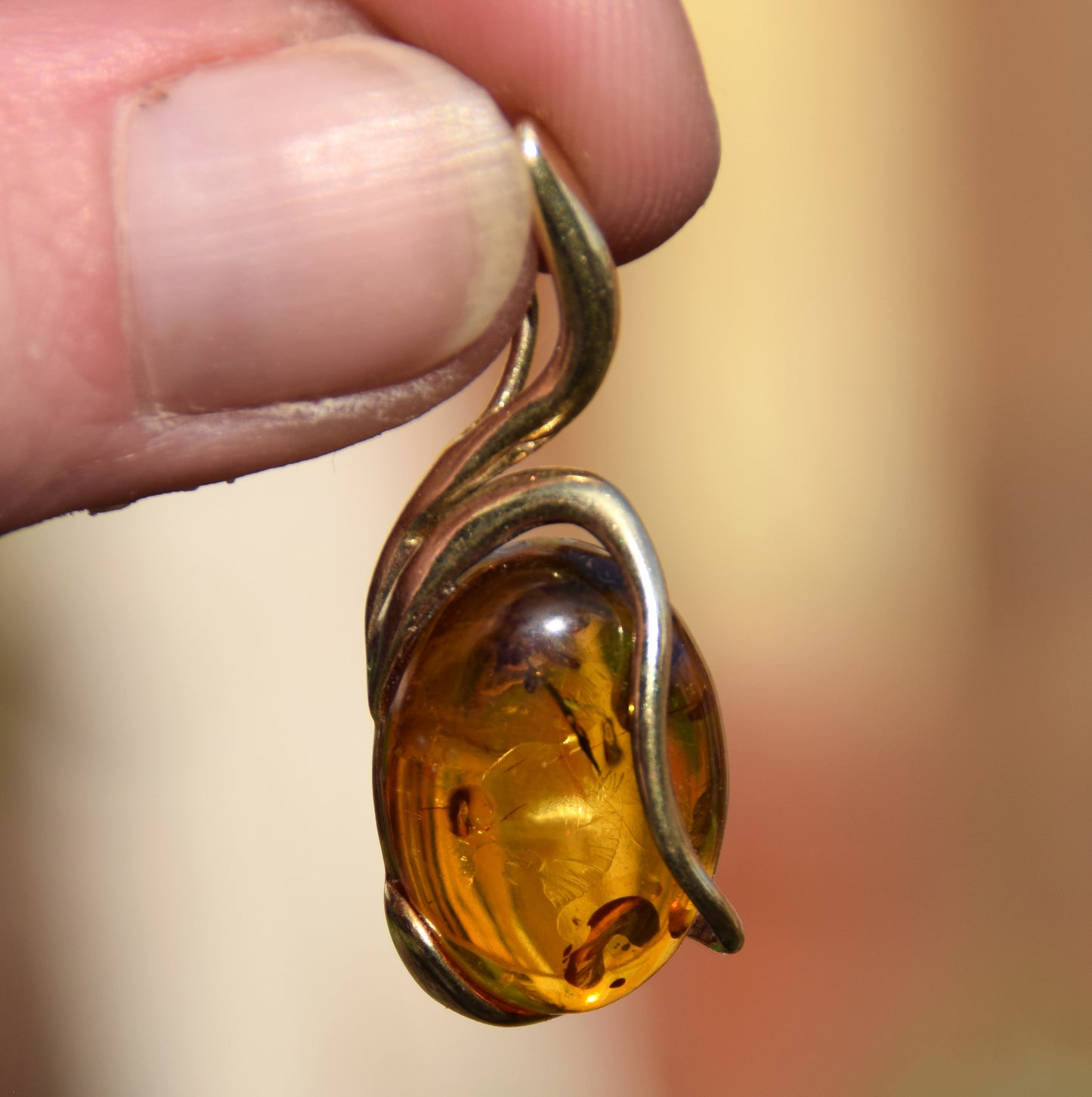 Elegante ciondolo ovale in Ambra naturale color cognac e Argento 925 placcato in Oro 18k, MJ Baltica, BZW145
