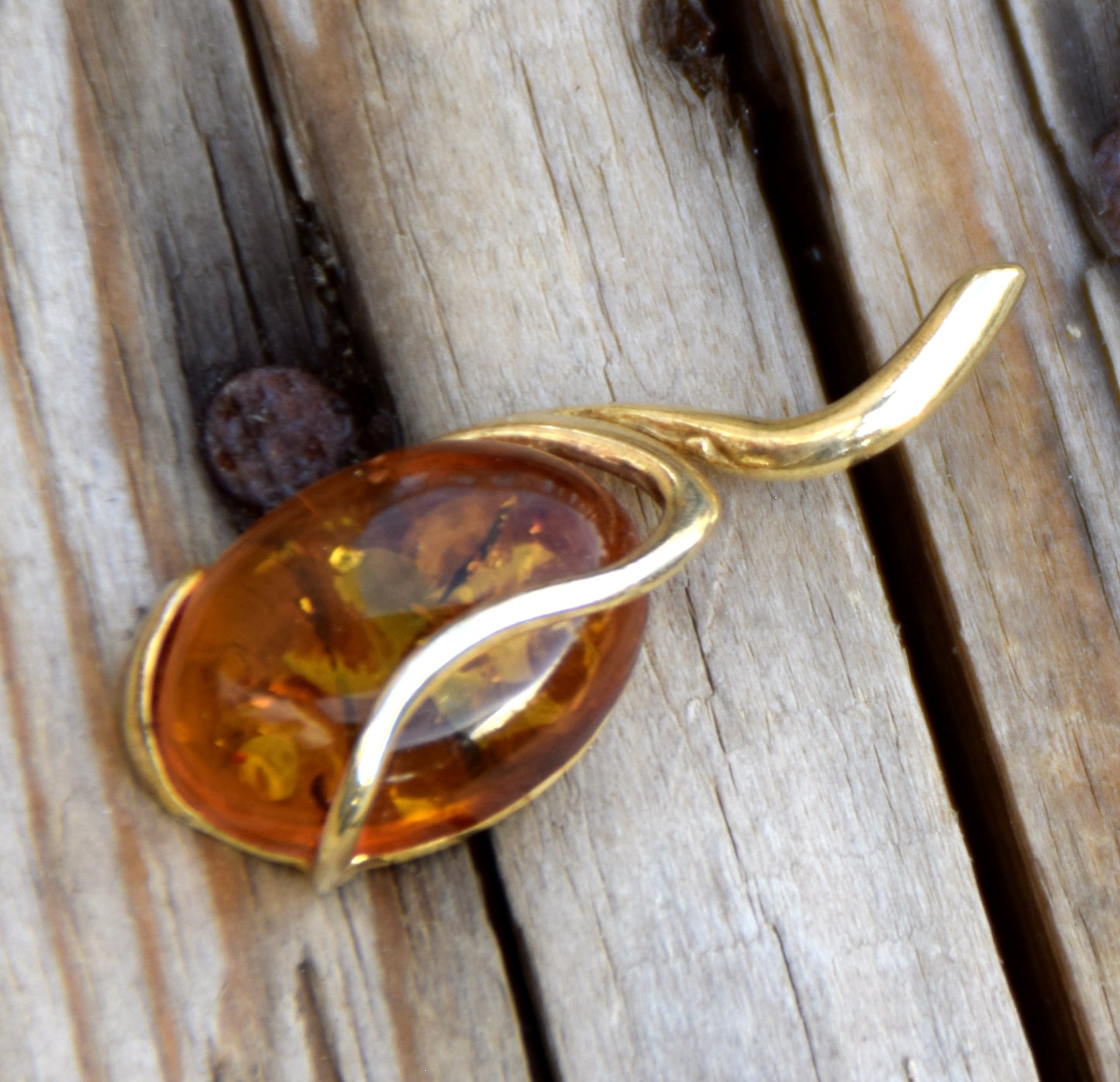 Elegante ciondolo ovale in Ambra naturale color cognac e Argento 925 placcato in Oro 18k, MJ Baltica, BZW145