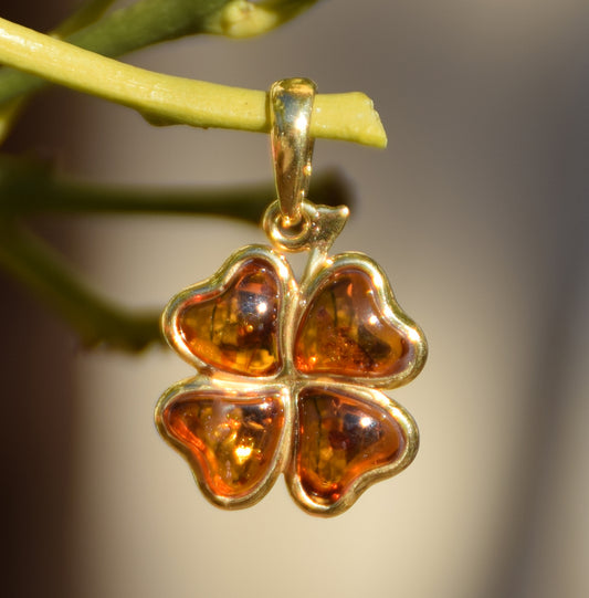 Lucky four-leaf clover pendant in cognac-colored natural Amber and 18k Gold plated 925 Sterling Silver, MJ Baltica, BZW147