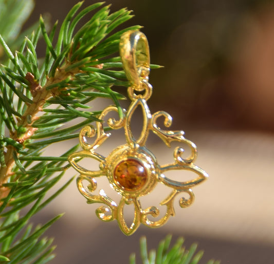 Bright witch's knot pendant in cognac-colored natural Amber and 18k Gold-plated 925 Sterling Silver, MJ Baltica, BZW148