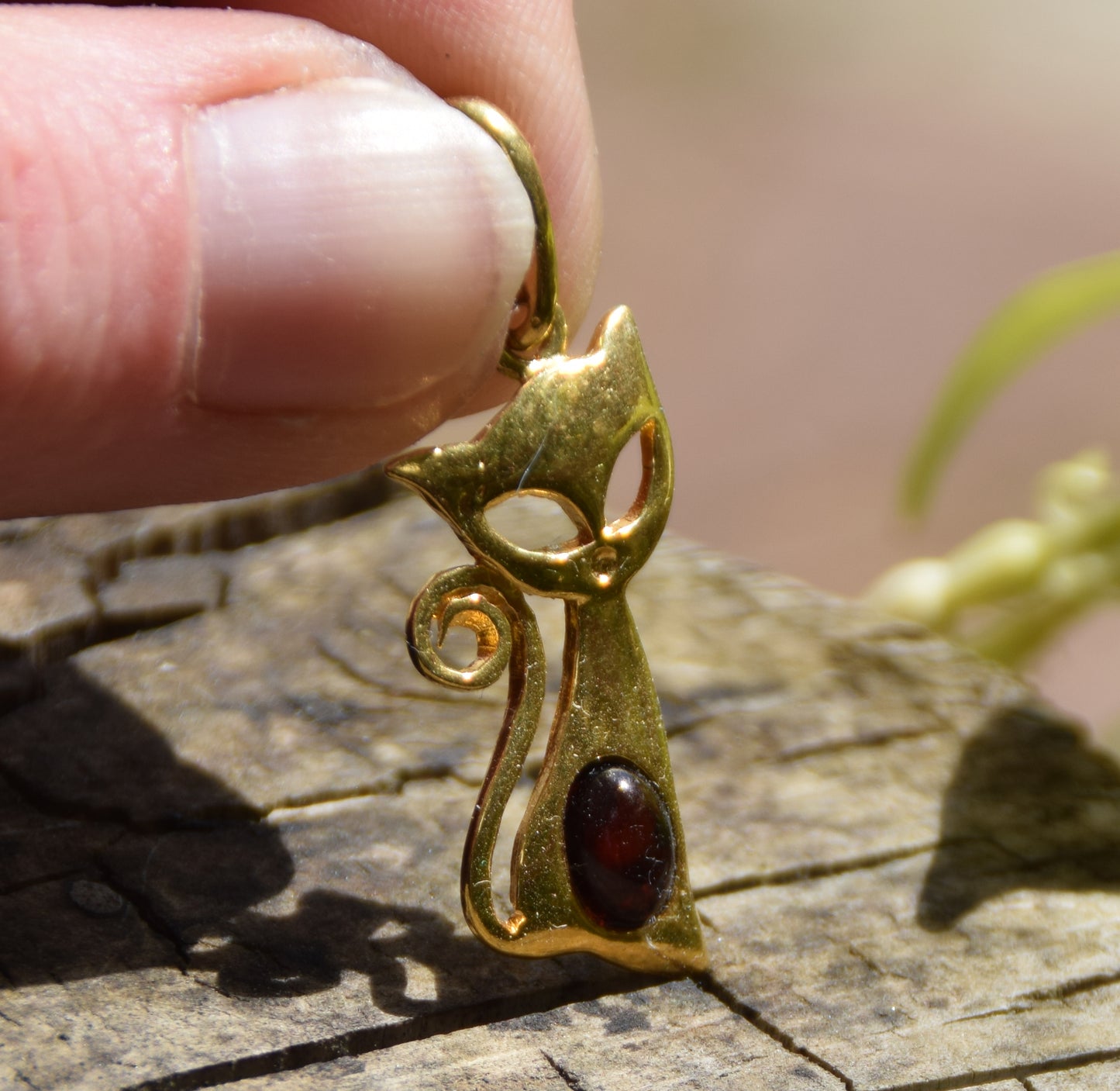 Ciondolo con gatto in Ambra naturale marrone scura e Argento 925 placcato in Oro 18k, MJ Baltica, BZW156