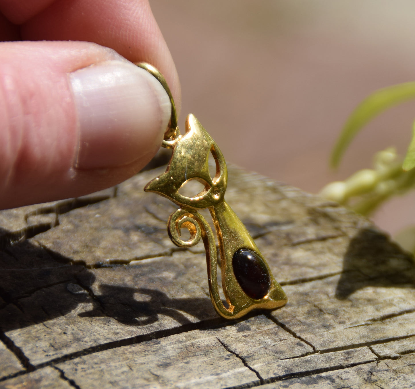 Ciondolo con gatto in Ambra naturale marrone scura e Argento 925 placcato in Oro 18k, MJ Baltica, BZW156