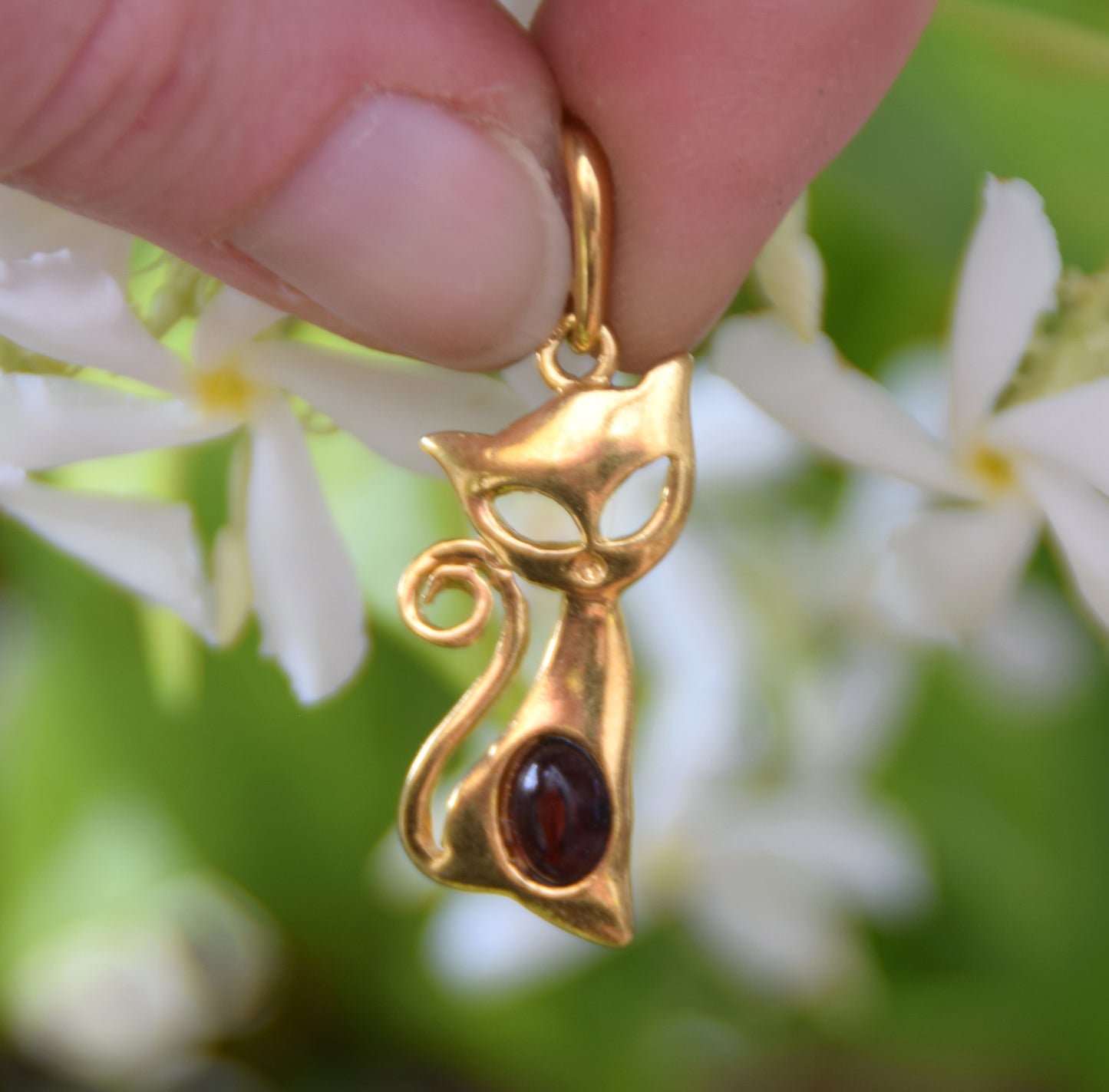 Ciondolo con gatto in Ambra naturale marrone scura e Argento 925 placcato in Oro 18k, MJ Baltica, BZW156
